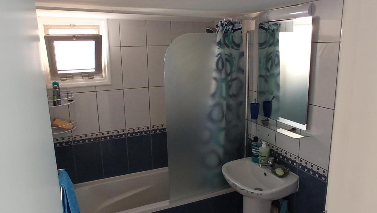 5 Min To The Beach Holiday Shared Apartment Incl Netflix - Private Room In 3 Bdr Apt Larnaca Dış mekan fotoğraf